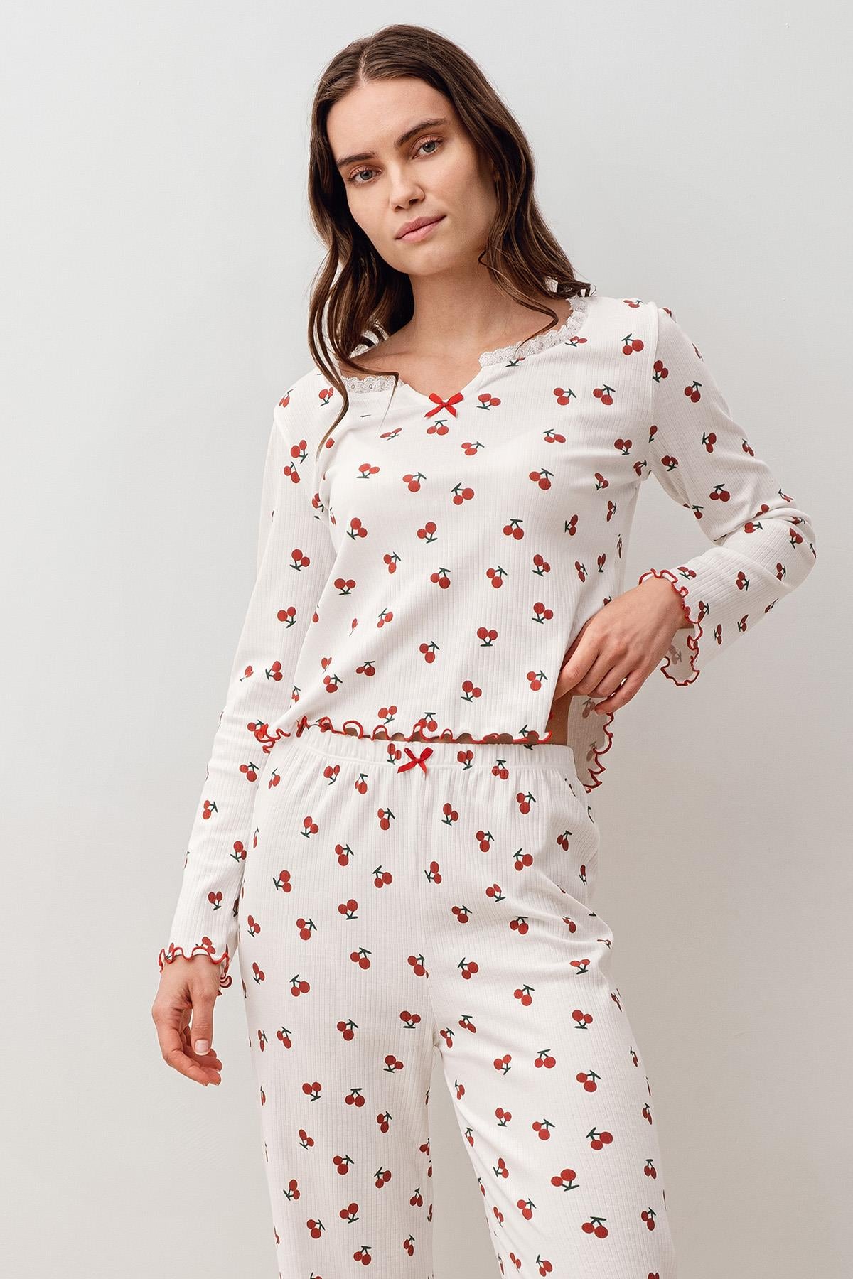 Uzun Kollu Kiraz Desenli %100 Pamuk Pijama Takım 20206