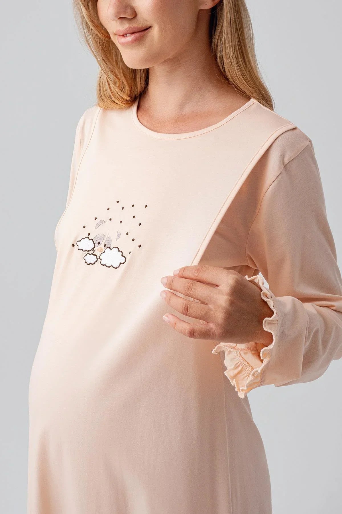 Pregnant woman in peach cotton maternity nightgown with cloud pattern, Artış Collection