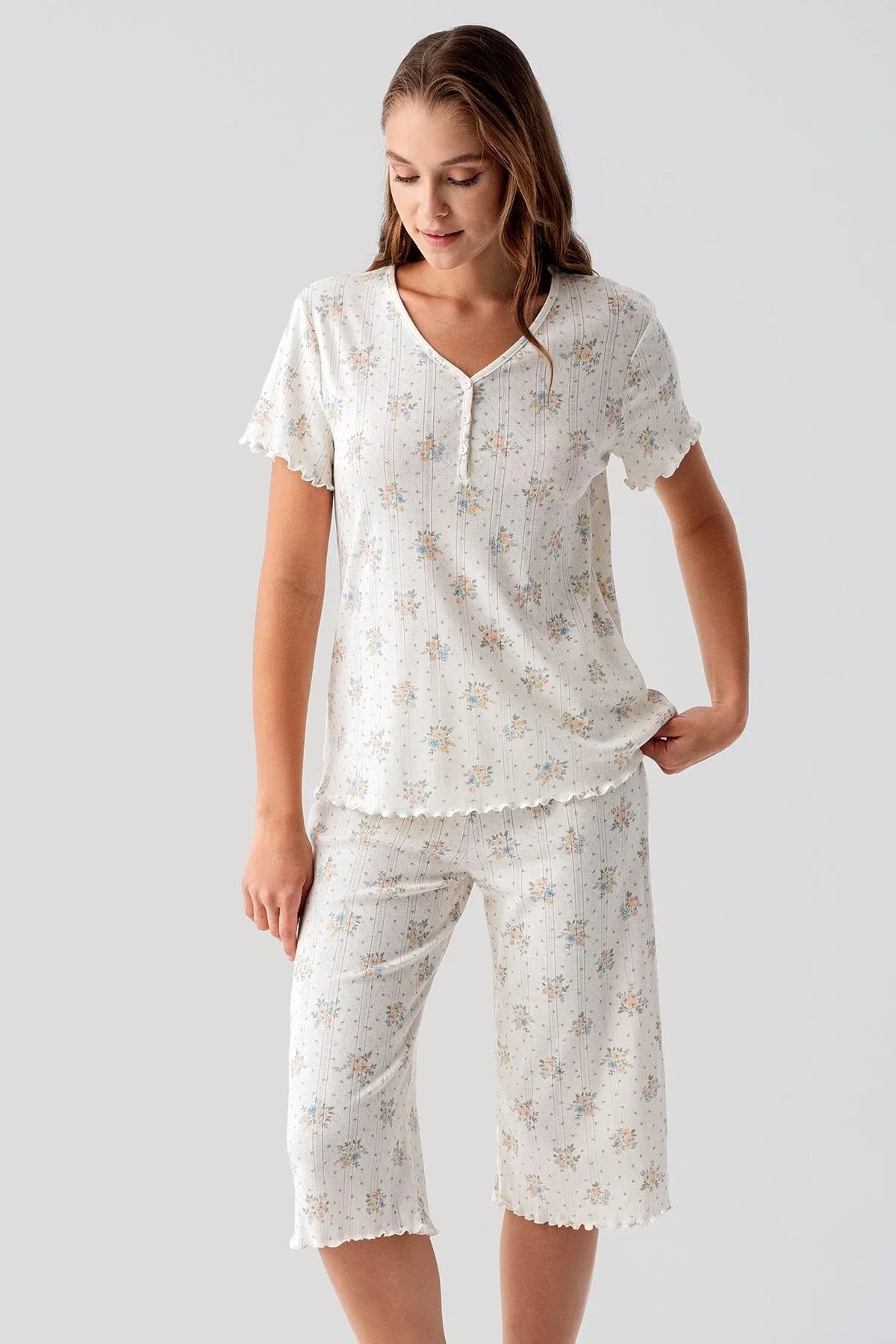 Short-sleeved buttoned floral openwork 100% cotton capri pajama set 19204