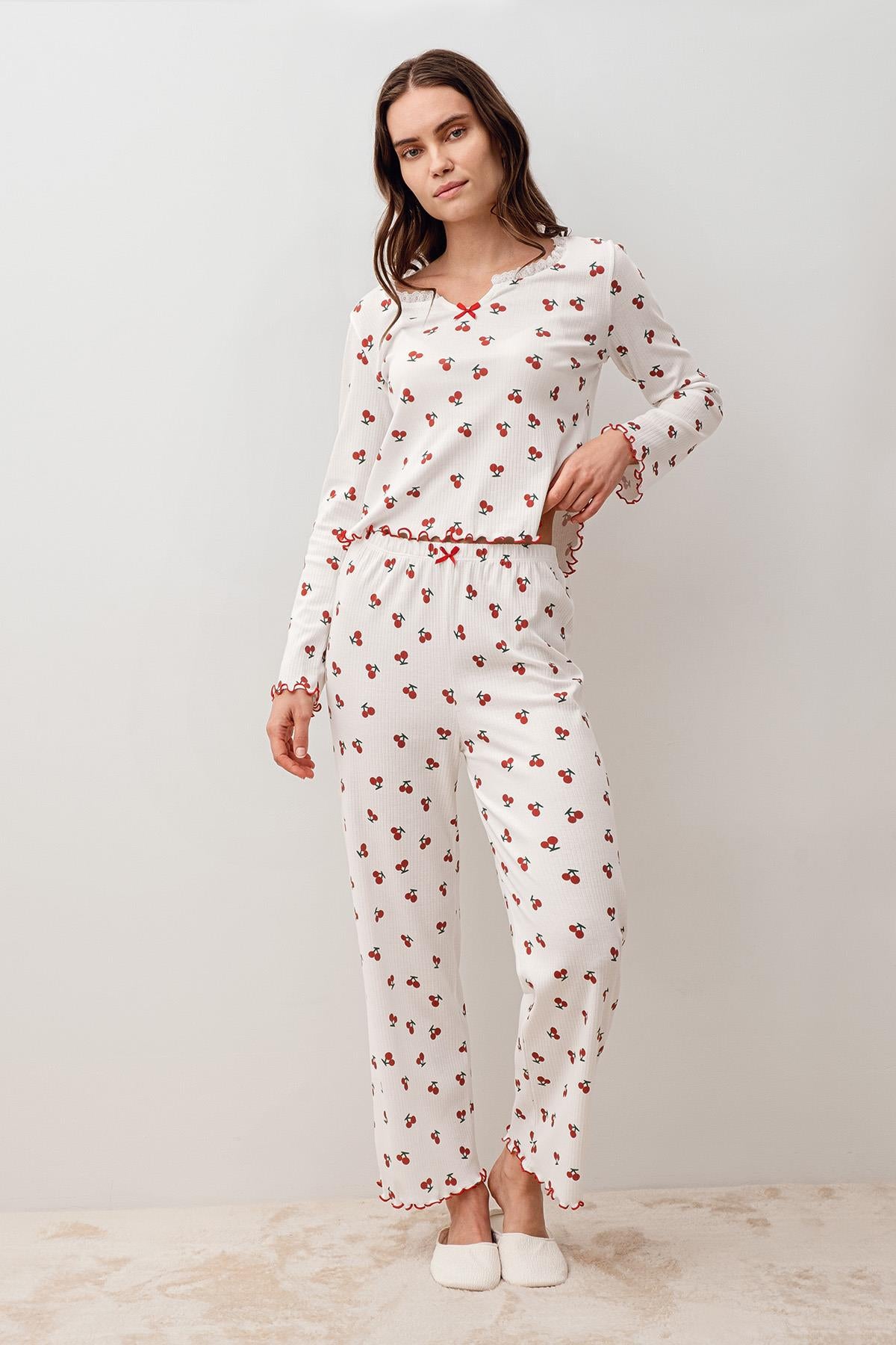 Uzun Kollu Kiraz Desenli %100 Pamuk Pijama Takım 20206